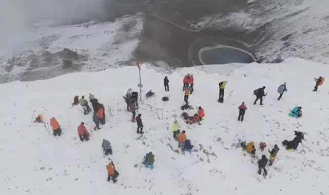 Bursa Uludağ’da sezonun ilk kar sürprizi 2543 metre yükseklikteki Uludağ’ın zirvesi karla kaplandı. Beyaza bürünen zirvedeki