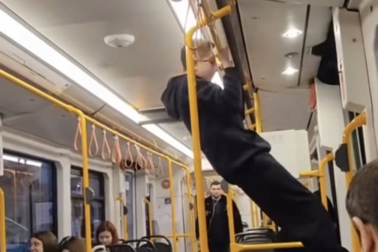 Bursa’da toplu ulaşım aracı metroda barfiks çekti Bursa’nın Osmangazi ilçesinde toplu ulaşım aracı metroyla seyahat eden bir