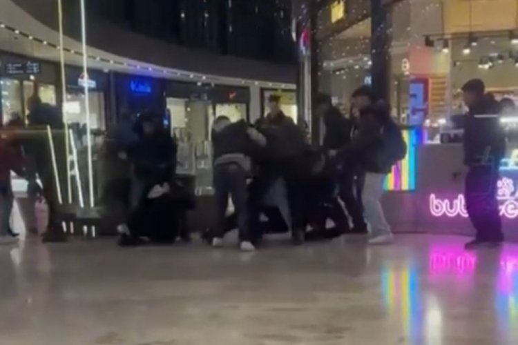 Bursa’da alışveriş merkezinde kavga çıktı Nilüfer ilçesi Odunluk Mahallesi’ndeki bir alışveriş merkezinde dün saat 20.00