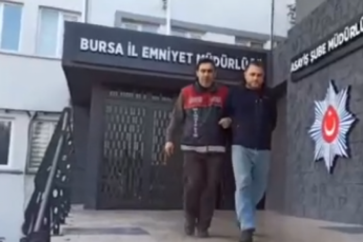 Bursa’da ihbar ettiği hırsız eski bacanağı çıktı! Bursa’nın Osmangazi ilçesi, Gülbahçe Mahallesi’ndeki iş yerinde eski bacanağını ziyarete