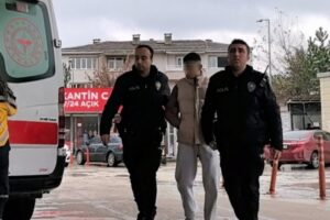 Olay, saat 10.30 sıralarında Cumhuriyet Mahallesi Çim Sokak’taki bir evde