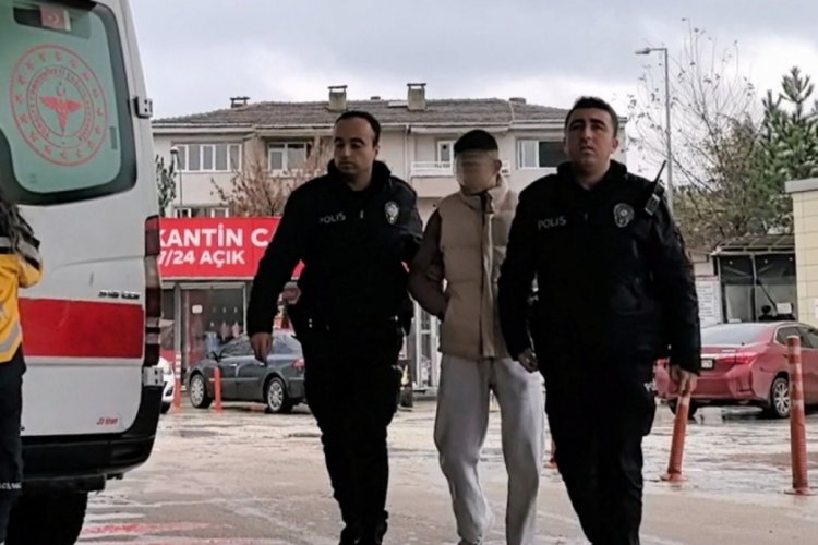 Bursa’da babasını 6 yerinden bıçaklayıp, 112’yi aradı Olay, saat 10.30 sıralarında Cumhuriyet Mahallesi Çim Sokak’taki bir evde