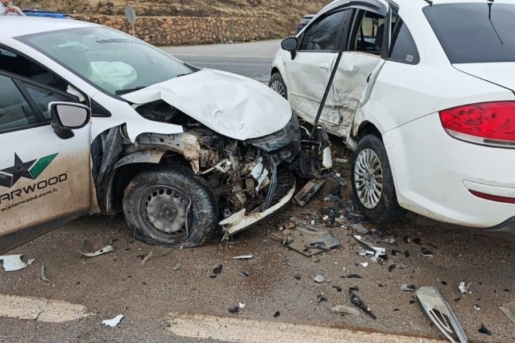Bursa’da 2 otomobil çarpıştı: 4 yaralı İnegöl’den Yenişehir istikametine seyir halinde olan Sürücü Gökmen S.(46) yönetimindeki