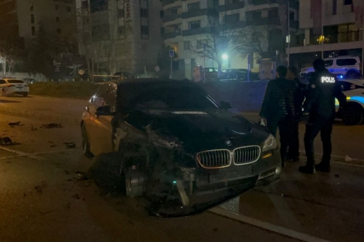 Bursa’da ters şeritten ilerleyen otomobil TIR’la çarpıştı! Kaza, merkez Nilüfer ilçesi Fethiye Mahallesi Sanayi Caddesi üzerinde meydana
