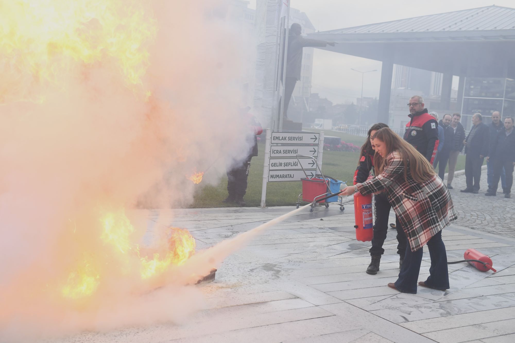 Bursa Osmangazi’de deprem ve yangın tatbikatı Osmangazi Belediyesi Afet İşleri Müdürlüğü tarafından yılda bir kez düzenli
