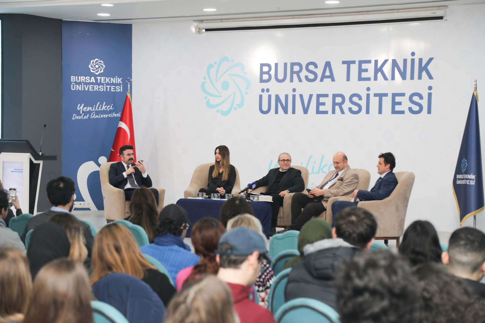 BTÜ’de yapay zekanın toplum üzerine etkileri ele alındı Mimar Sinan Yerleşkesi Turkuaz Salon’da gerçekleşen panele; BTÜ Rektör Yardımcıları