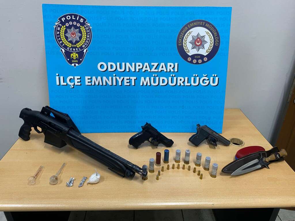 Denetim yapan polislere uzun namlulu tüfeklerle ateş açtılar Eskişehir’de denetim gerçekleştiren polis ekiplerine uzun namlulu tüfekle ateş ederek