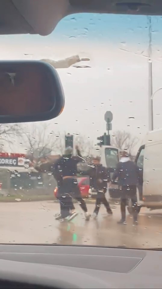 Bursa’da trafikte yumruk yumruğa kavga! Kentte iki sürücü arasında trafikte başlayan sözlü tartışma kısa sürede