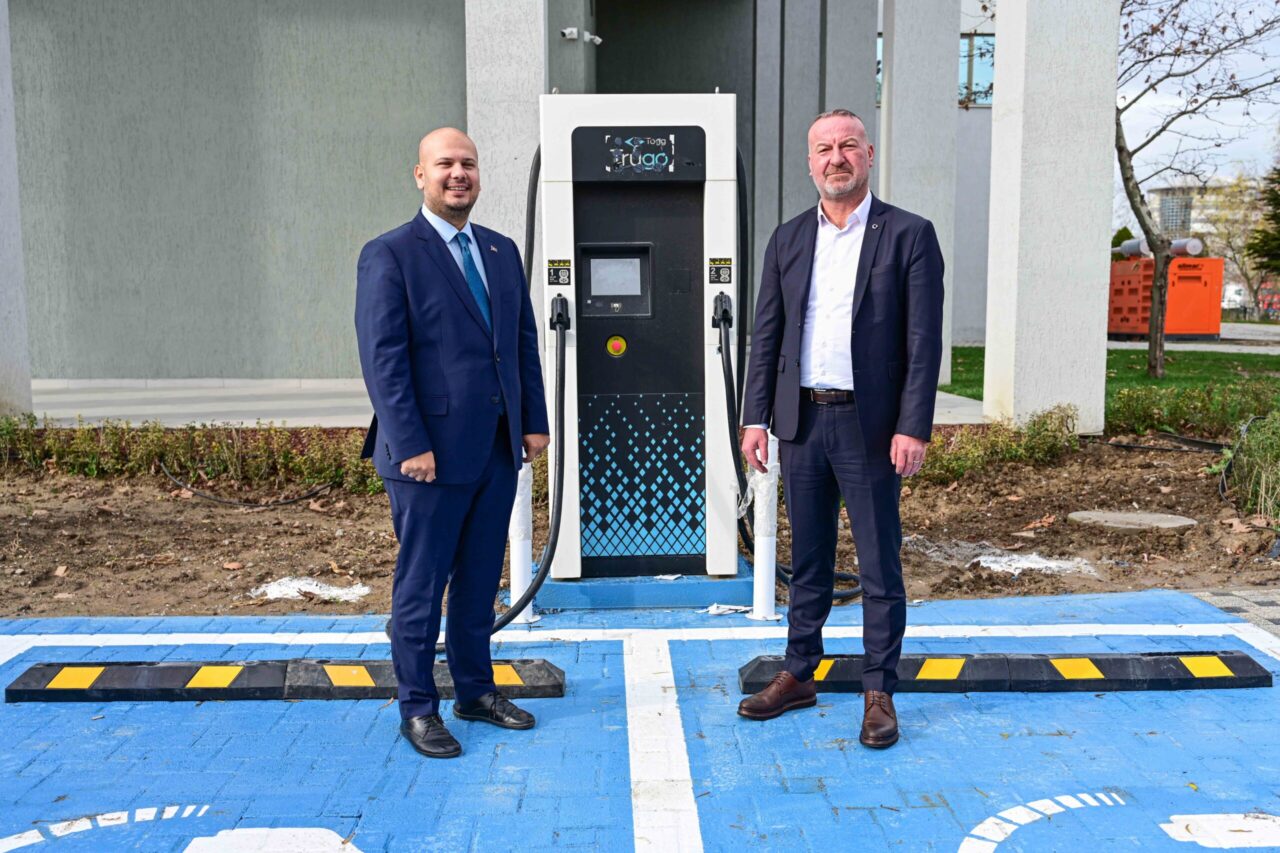 Karacabey’de elektrikli araç şarj istasyonları hizmete girdi Karacabey Belediyesi geçtiğimiz aylarda faaliyete geçen Ergün Koç Kültür Merkezi’nde