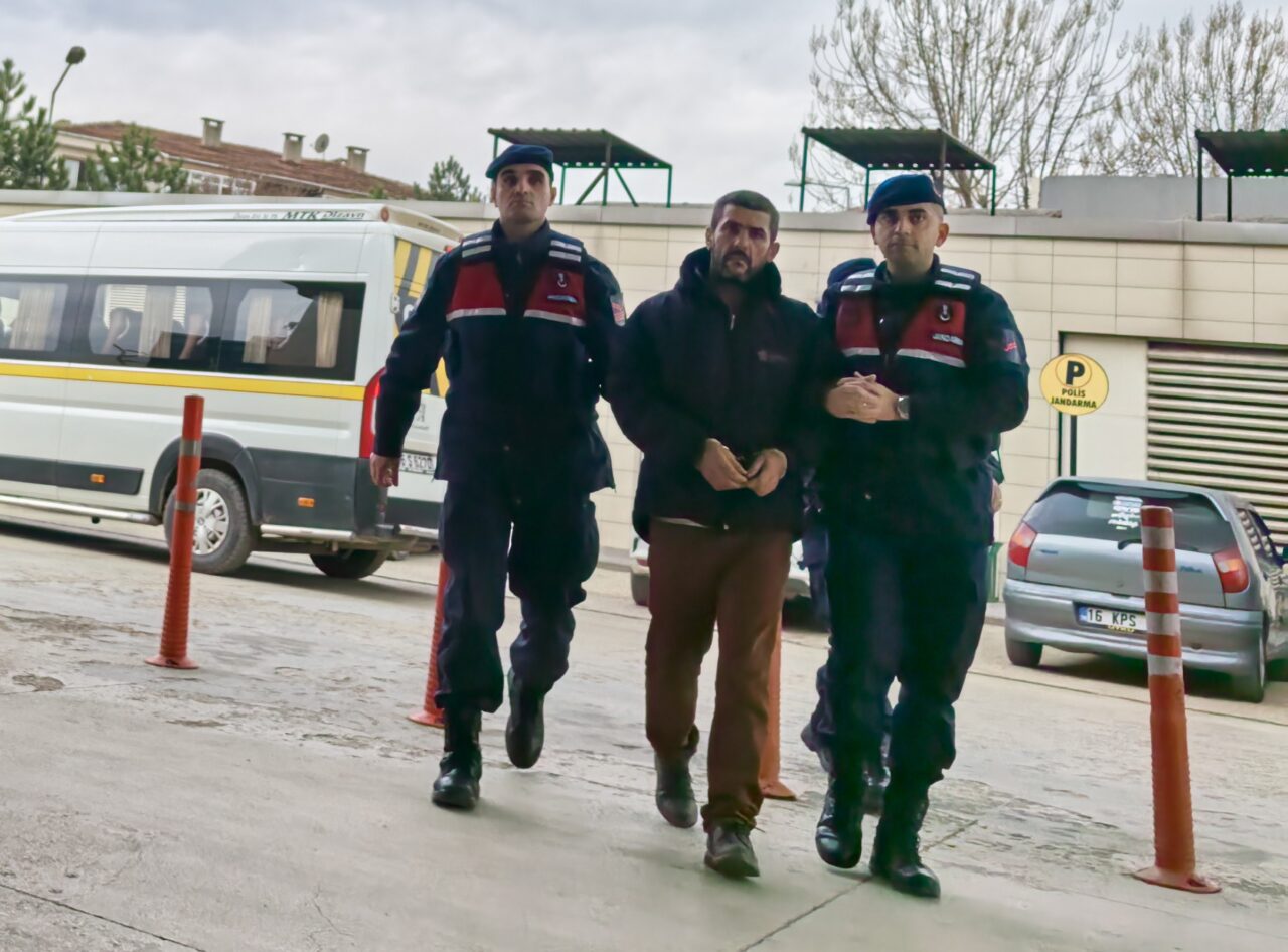 Bursa’da annesinden zorla para alan oğlu tutuklandı! Edinilen bilgiye göre, olay dün İnegöl‘ün Kurşunlu Mahallesi’ndeki bir evde