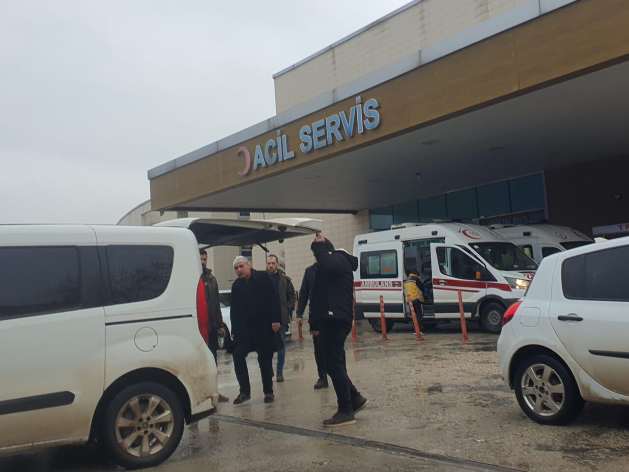 Bursa’da dünür kavgasında kan aktı: 1 yaralı Olay, dün saat 23.00 sıralarında Ertuğrulgazi Mahallesi Divan Sokak’ta bulunan