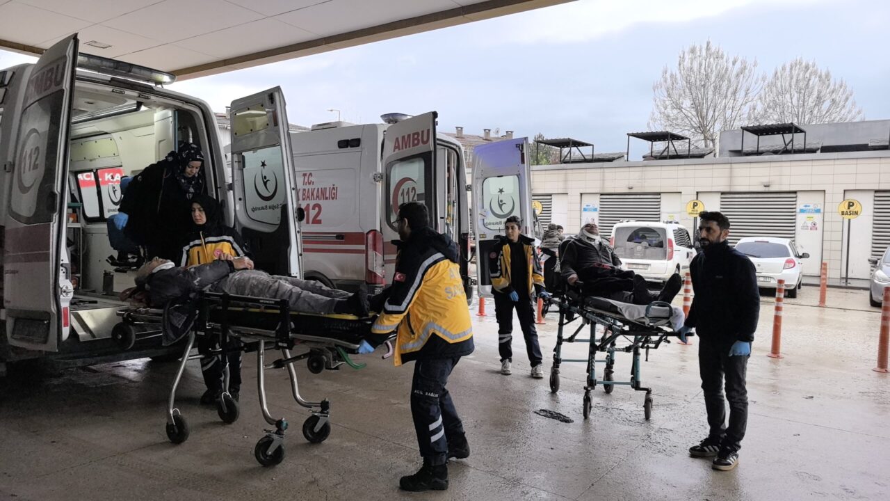 Bursa’da 2 otomobil çarpıştı, 2 kişi yaralandı! Kaza, saat 10.00 sıralarında Mahmudiye Mahallesi Avarlar kavşağında meydana geldi.