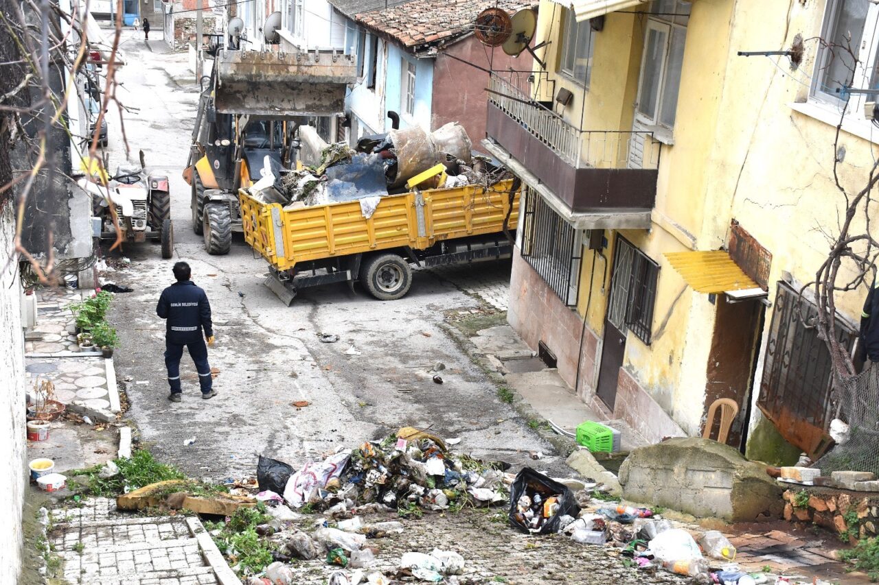 Gemlik dip bucak temizleniyor Gemlik Belediye Başkanı Şükrü Deviren’in talimatıyla başlatılan bu temizlik çalışması,