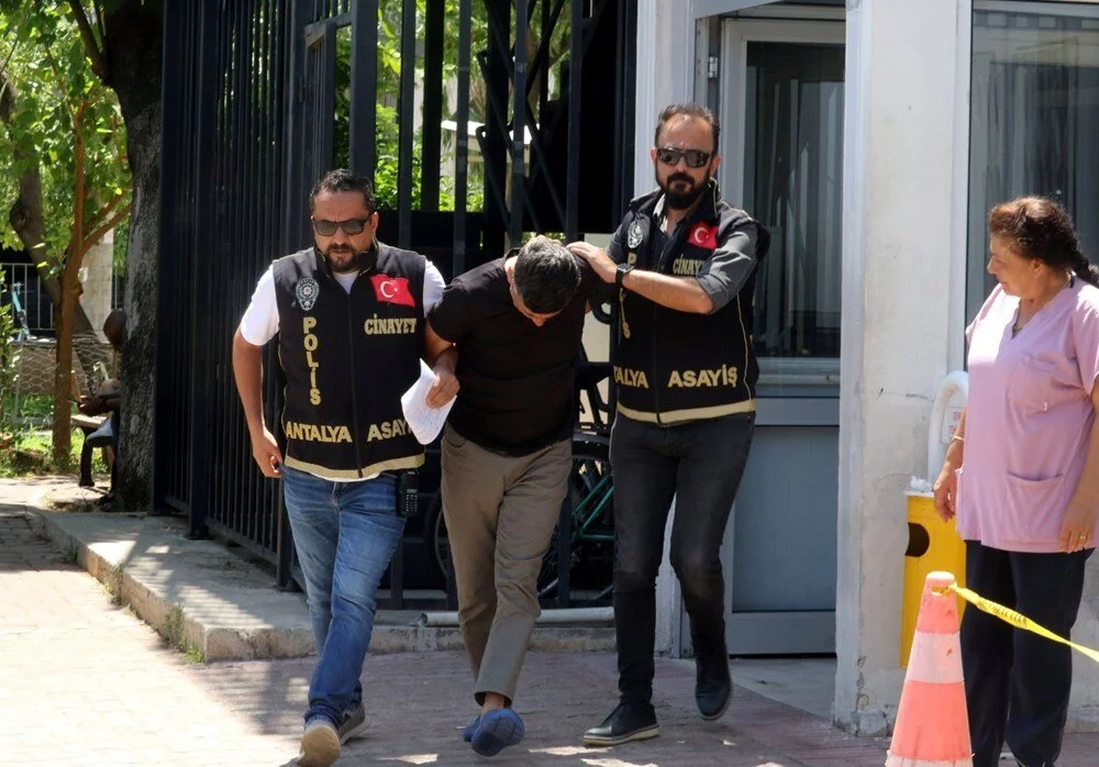 Korkunç satırlar: Eski eşini katletmek için cinayet planını not almış! 22 Haziran’da Döşemealtı ilçesine bağlı Yeşilbayır Mahallesi Akdeniz Bulvarı‘nda bir