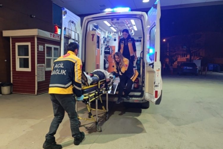 Bursa’da motosiklet, park halindeki otomobile çarptı! Yeniceköy Mahallesi Balkan Caddesi’nde, Muhammed Ali Kılıç (18) idaresindeki 16