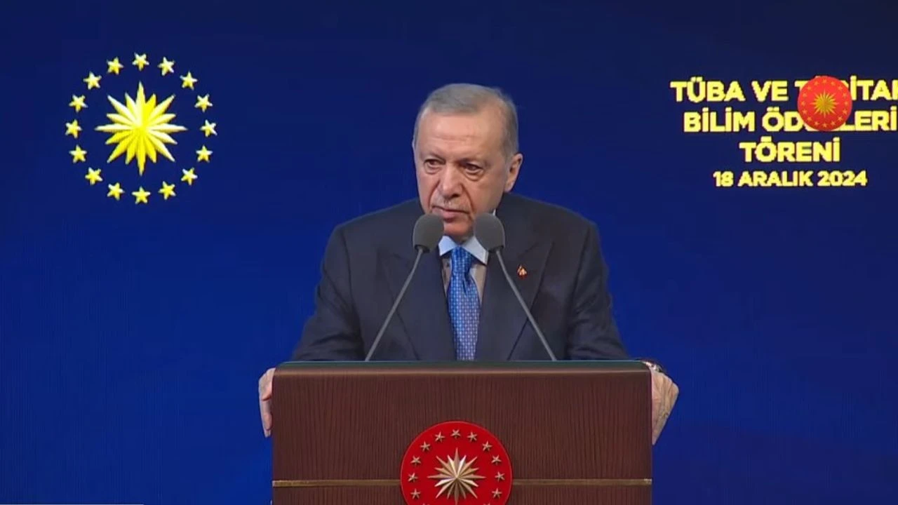 Cumhurbaşkanı Erdoğan: Türkiye Türkiye’den daha büyüktür Erdoğan, Türkiye’nin bilim teknoloji hamleleri üzerinden muhalefete tepki gösterip “Türkiye’nin