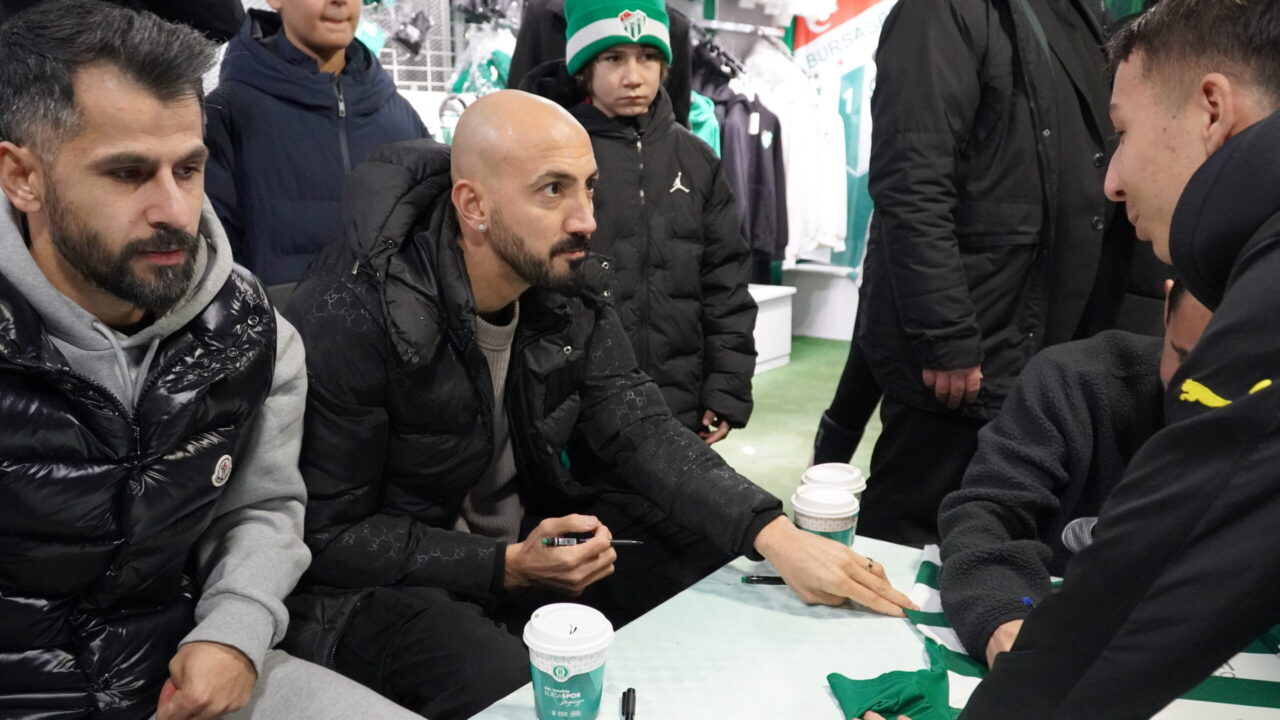 Lider Bursaspor, vefalı taraftarıyla bir arada! Sibel Öztopçu – Semih Özçalık / Bursam Medya Yeşil beyazlı