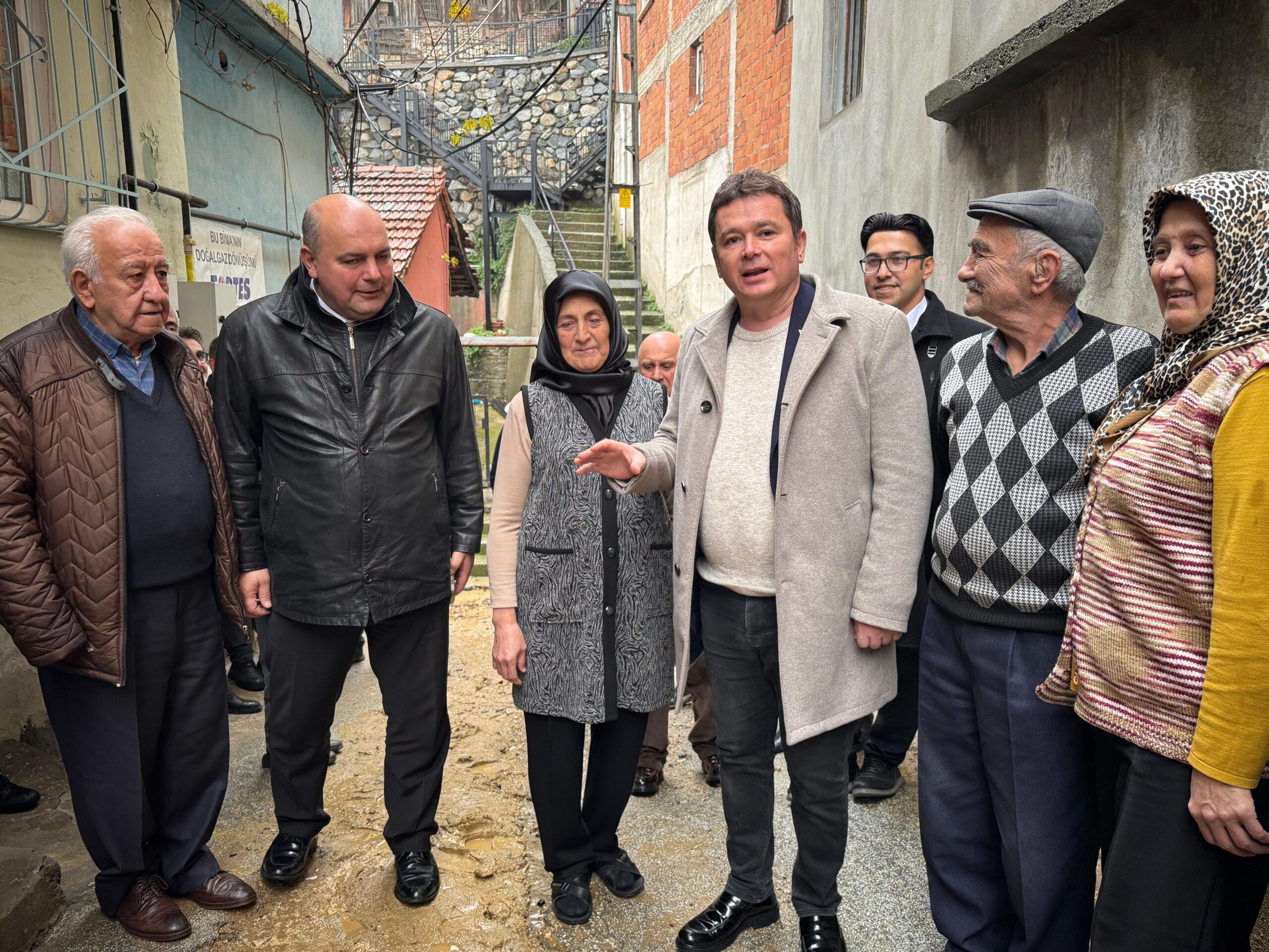 Osmangazi’de sözler tutuluyor yüzler gülüyor Osmangazi Belediye Başkanı Erkan Aydın, seçim döneminde vatandaşlara serdiği sözleri