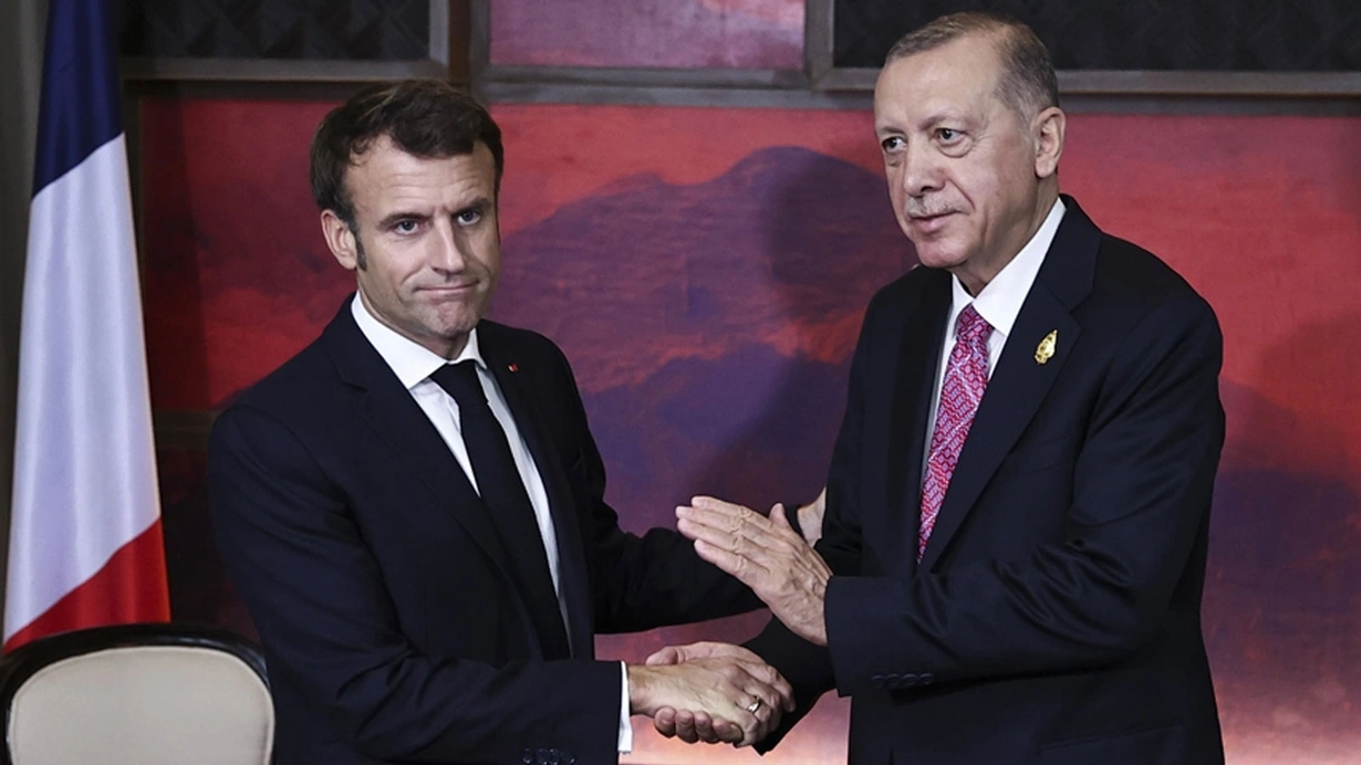 Erdoğan ve Macron’dan ‘Suriye’ görüşmesi! Cumhurbaşkanlığı İletişim Başkanlığı‘nın aktardığına göre, Cumhurbaşkanı Erdoğan görüşmede, Suriye’nin toprak