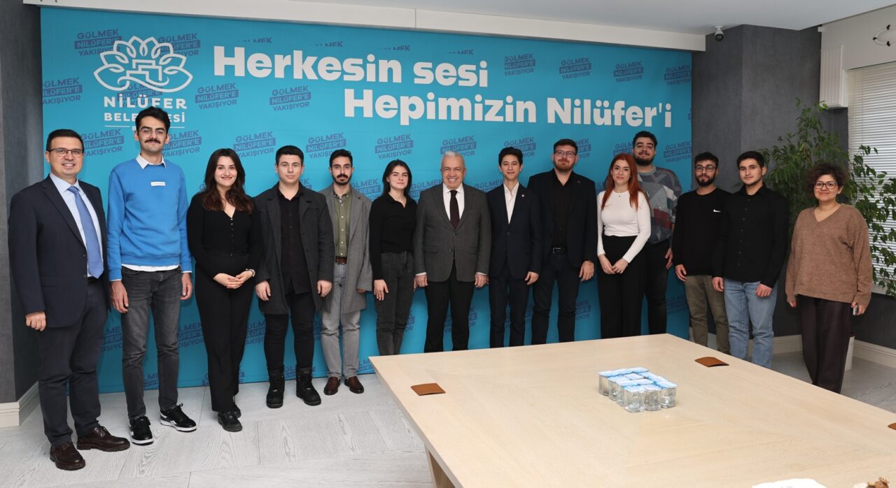 Başkan Şadi Özdemir’e gençlerden ziyaret Nilüfer Belediye Başkanı Şadi Özdemir’i, Bursa Kent Konseyi Gençlik Meclisi