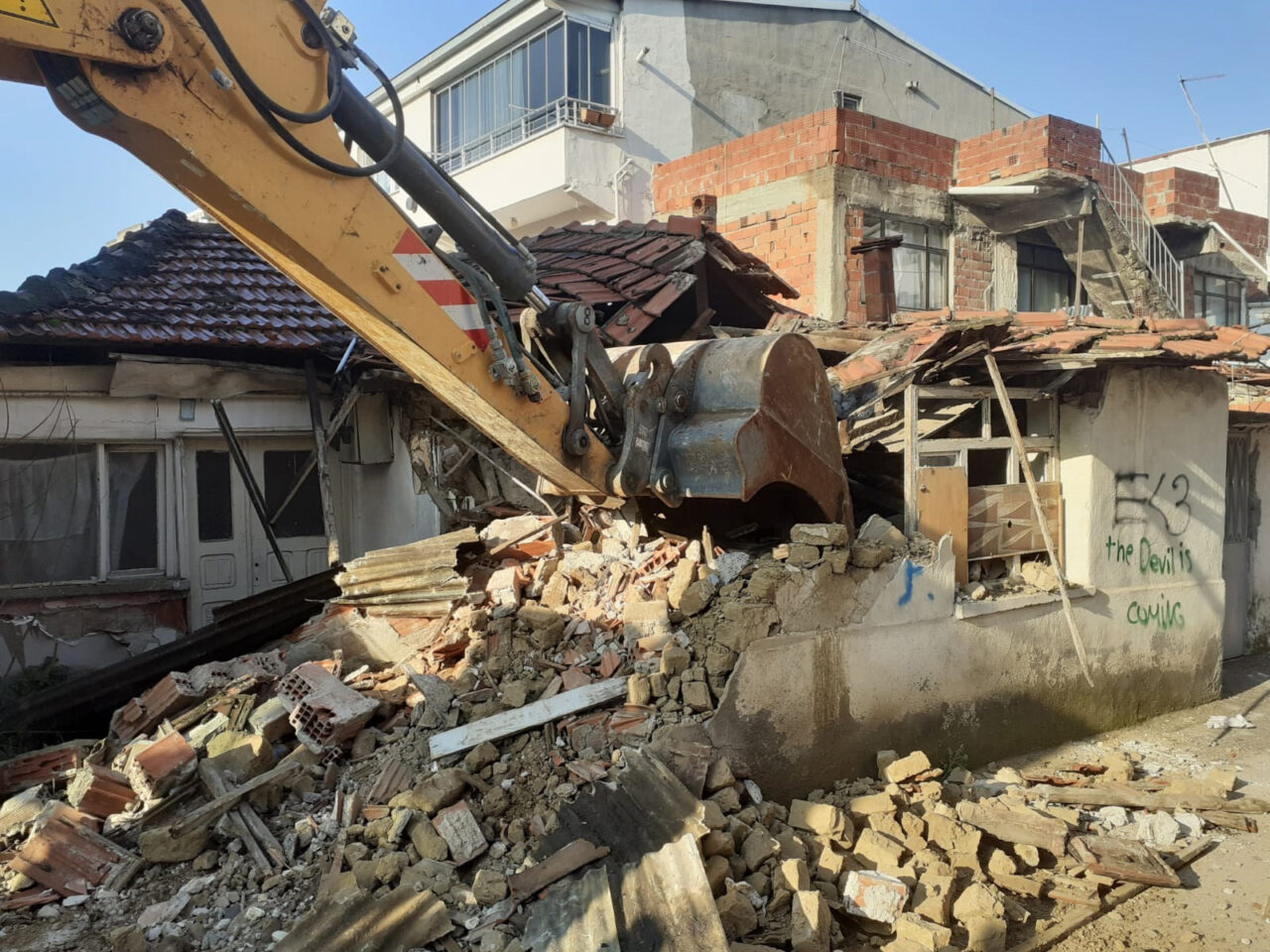 Bursa Osmangazi’de tehlike arz eden metruk binalar yıkılıyor! Osmangazi Belediyesi, metruk binaları tespit ederek yıkımını gerçekleştiriyor. Yapı Kontrol