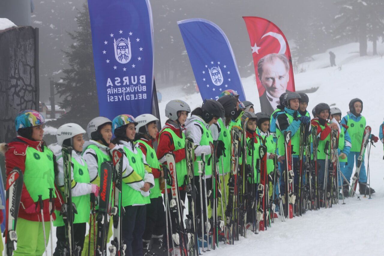 Uludağ’da öğrencilerin kayak heyecanı Bursa Büyükşehir Belediyesi Gençlik ve Spor Hizmetleri Dairesi Başkanlığı ile