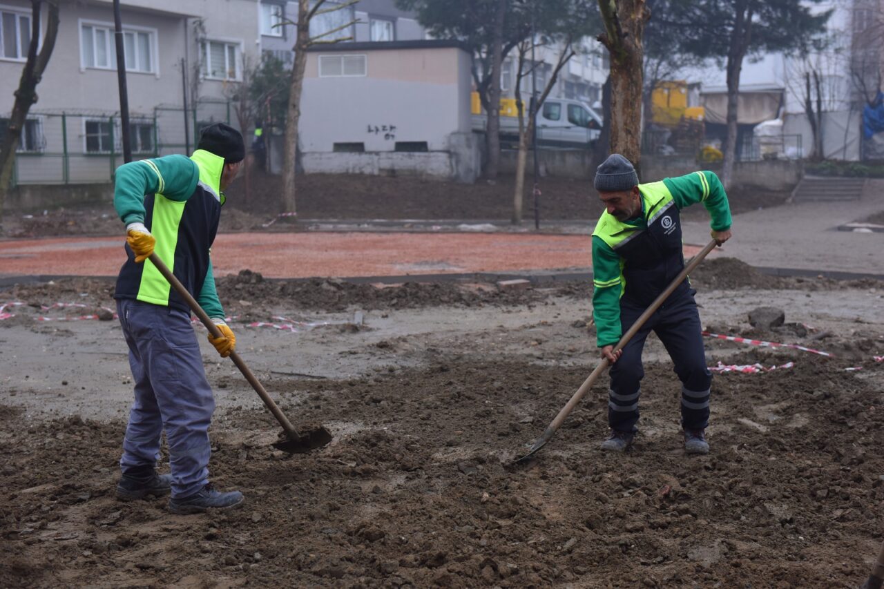 Bursa Yıldırım’da parklar onarılmaya devam ediyor! Yıldırım Belediyesi, kauçuk zeminli, modern oyun aletleri içeren yeni parkları
