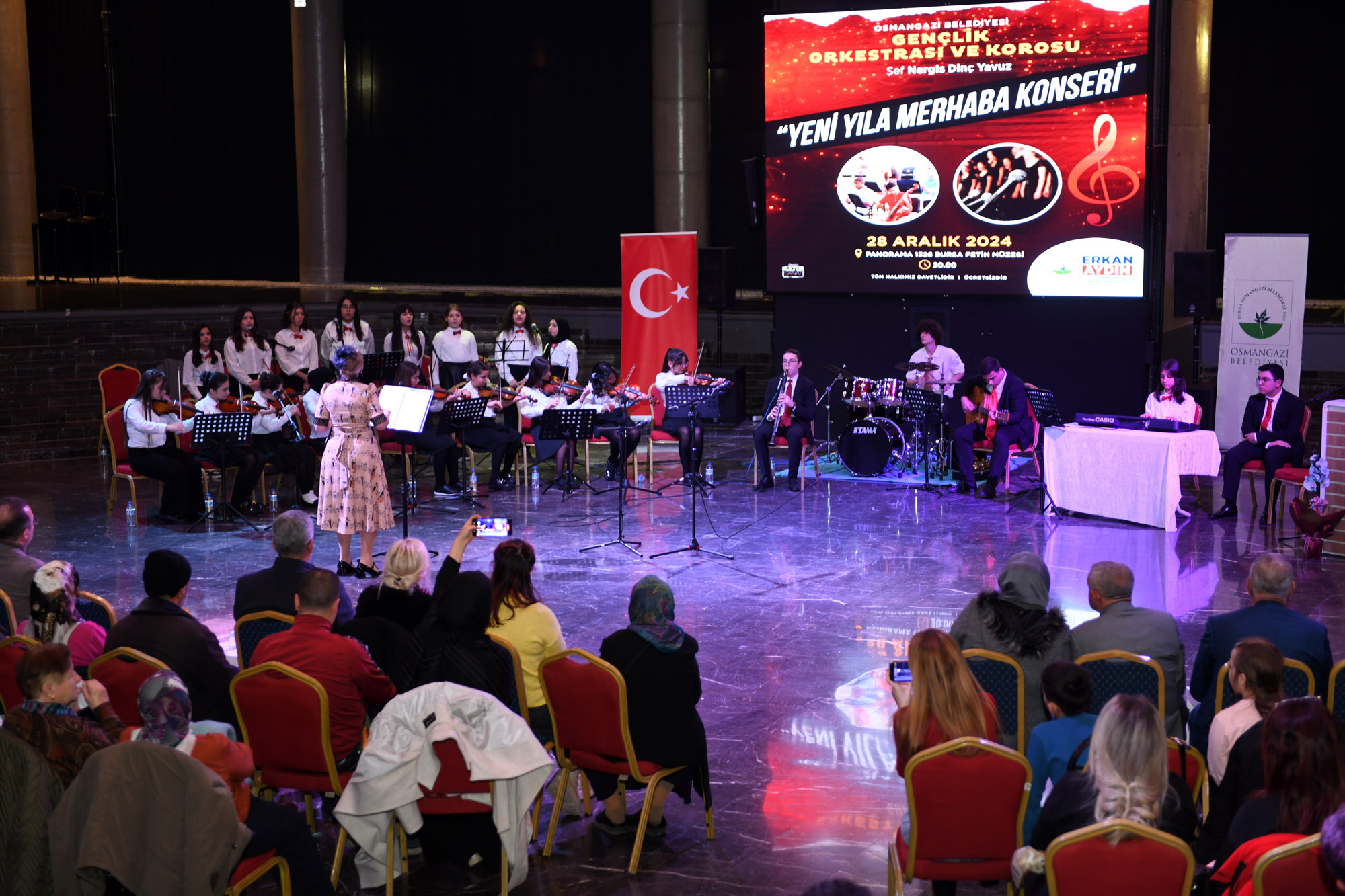 Osmangazi’de Gençlik Orkestrası ve Korosu’ndan muhteşem yeni yıl konseri! Gençlerin sanata olan ilgisini arttırmak ve müzik alanındaki yeteneklerini sergilemelerine