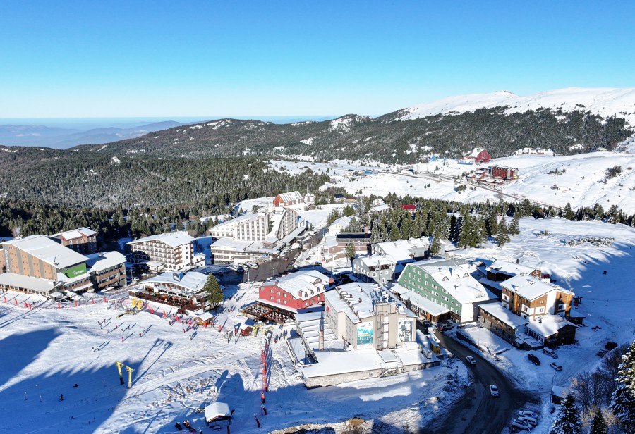 Bursa Uludağ’daki turizm işletmeleri yılbaşına hazır Bursa kent merkezine kara yoluyla 40 kilometre uzakta bulunan, teleferikle