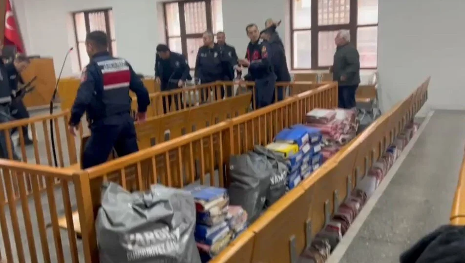 Bursa Adliyesi’ndeki cinayette silah duruşmaya tekerlekli sandalyeyle sokulmuş! Edinilen bilgiye göre, geçtiğimiz aylarda merkez Nilüfer ilçesi Odunluk Mahallesi‘ndeki