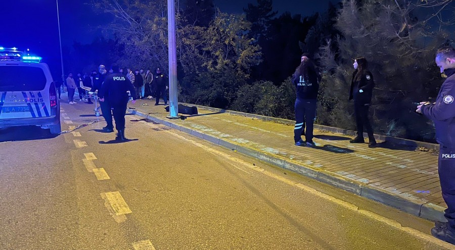 Bursa’da otomobile çarparak savrulan motosikletteki 2 kişi hayatını kaybetti Kaza, merkez Nilüfer ilçesi Sanayi Caddesi üzerinde meydana geldi. Edinilen