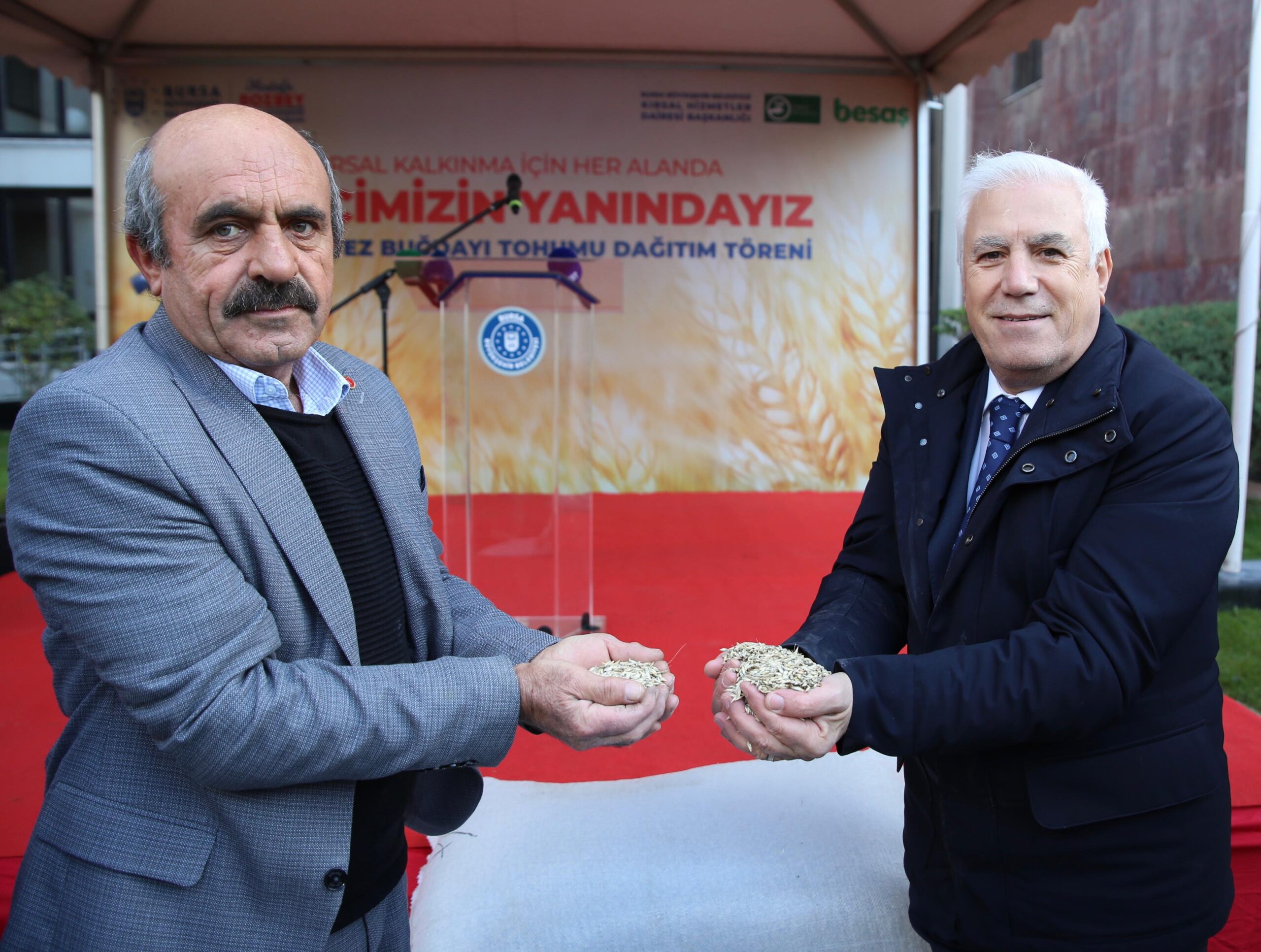 Bursa Büyükşehir 2024 yılında çiftçinin yanında oldu! Bursa’da kırsal kalkınmanın sağlanması amacıyla fide-fidan temininden kaliteli üretimin sağlanmasına,