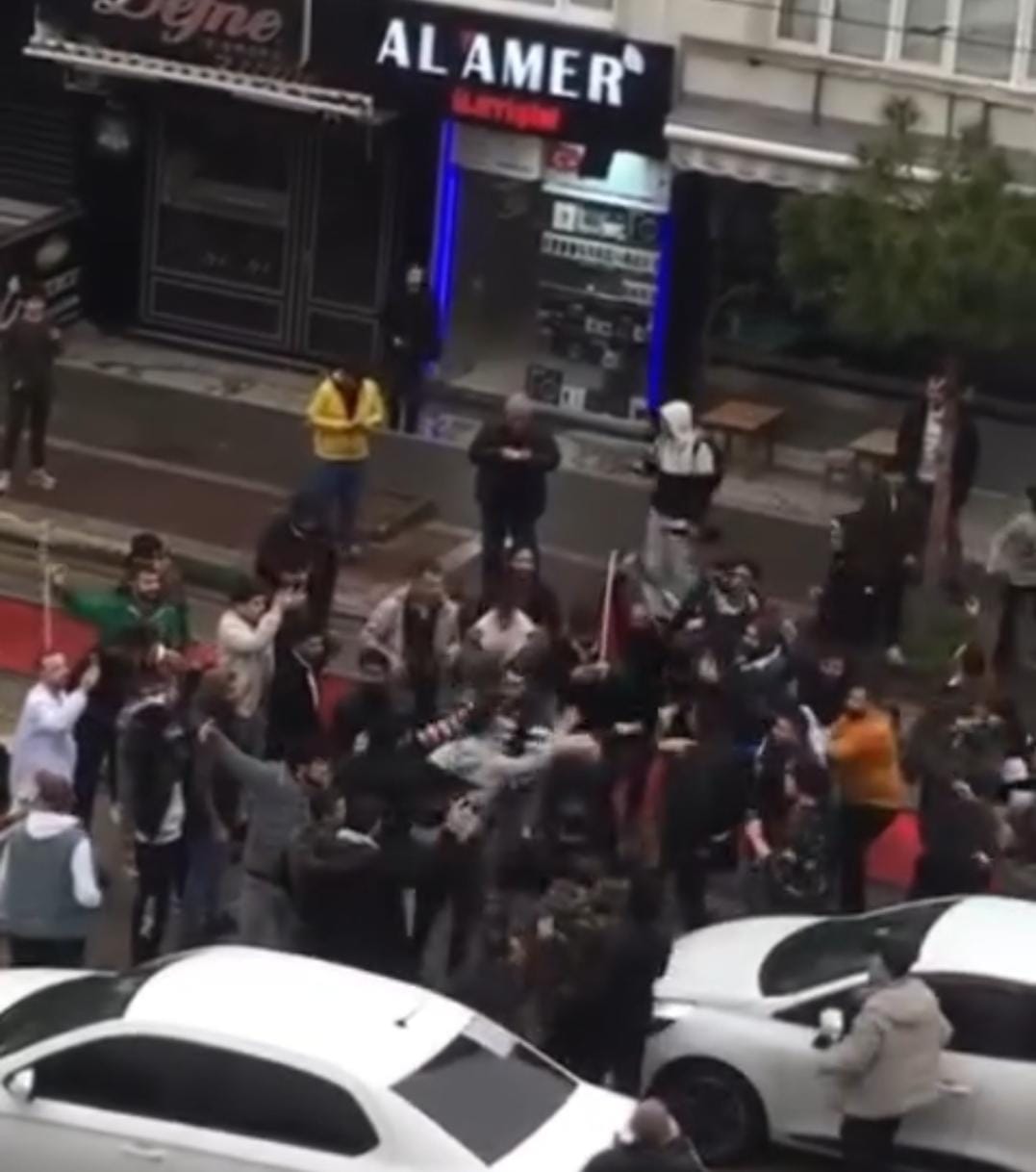 Bursa ve birçok ilde Suriyeliler sokaklarda kutlama yapıyor! Bursa, İstanbul, Hatay, Şanlıurfa ve Kilis’te yaşayan Suriyeliler meydanlarda toplanarak