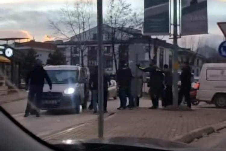 Bursa İnegöl’de trafik kavgası! Olay, Kemalpaşa Mahallesi Adnan Menderes Bulvarı üzerinde meydana geldi. Hafif