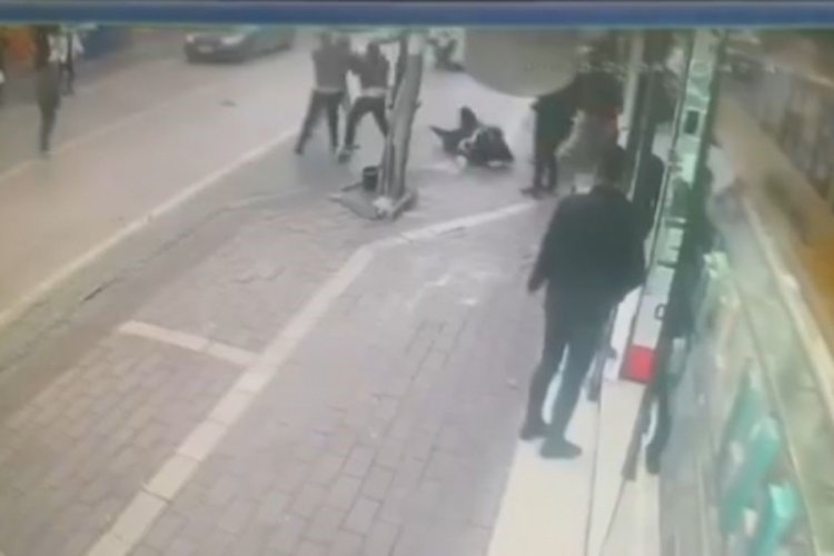 Bursa’da alacak-verecek kavgası! Olay, merkez Osmangazi ilçesi Çarşamba Mahallesi‘nde meydana geldi. İddiaya göre,