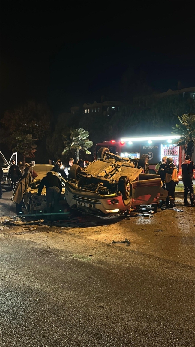 Bursa’da araçlar kafa kafaya çarpıştı: 1 ölü, 3 ağır yaralı! Kaza 23.00 sıralarında Bursa’nın Mudanya ilçesi Bursa Yolu Güzelyalı Kavşağı’nda