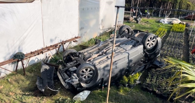 Bursa’da kontrolden çıkan araç çiçek bahçesine uçtu. 2 Yaralı! Kaza Bursa’nın Osmangazi ilçesi Yunuseli Mahallesinde meydana geldi. Edinilen bilgiye