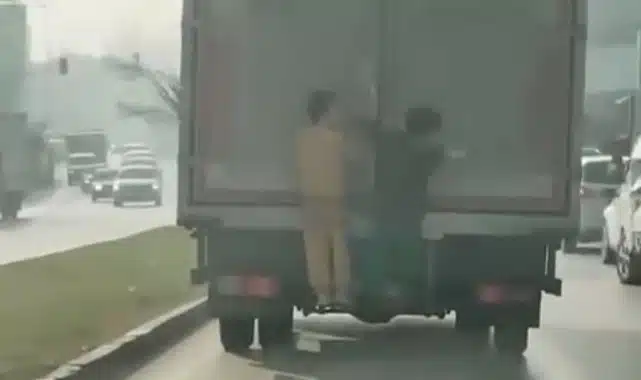 Bursa’da trafikte tehlikeli anlar! Olay, öğle saatlerinde Bursa’nın Yıldırım ilçesinde yaşandı. Dışarıda oyun oynayan