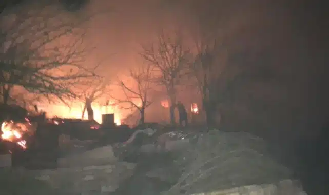Bursa’da ahşap ev alev alev yandı! Yangın, gece saatlerinde Keles ilçesine bağlı Durak Köyünde bulunan ahşap