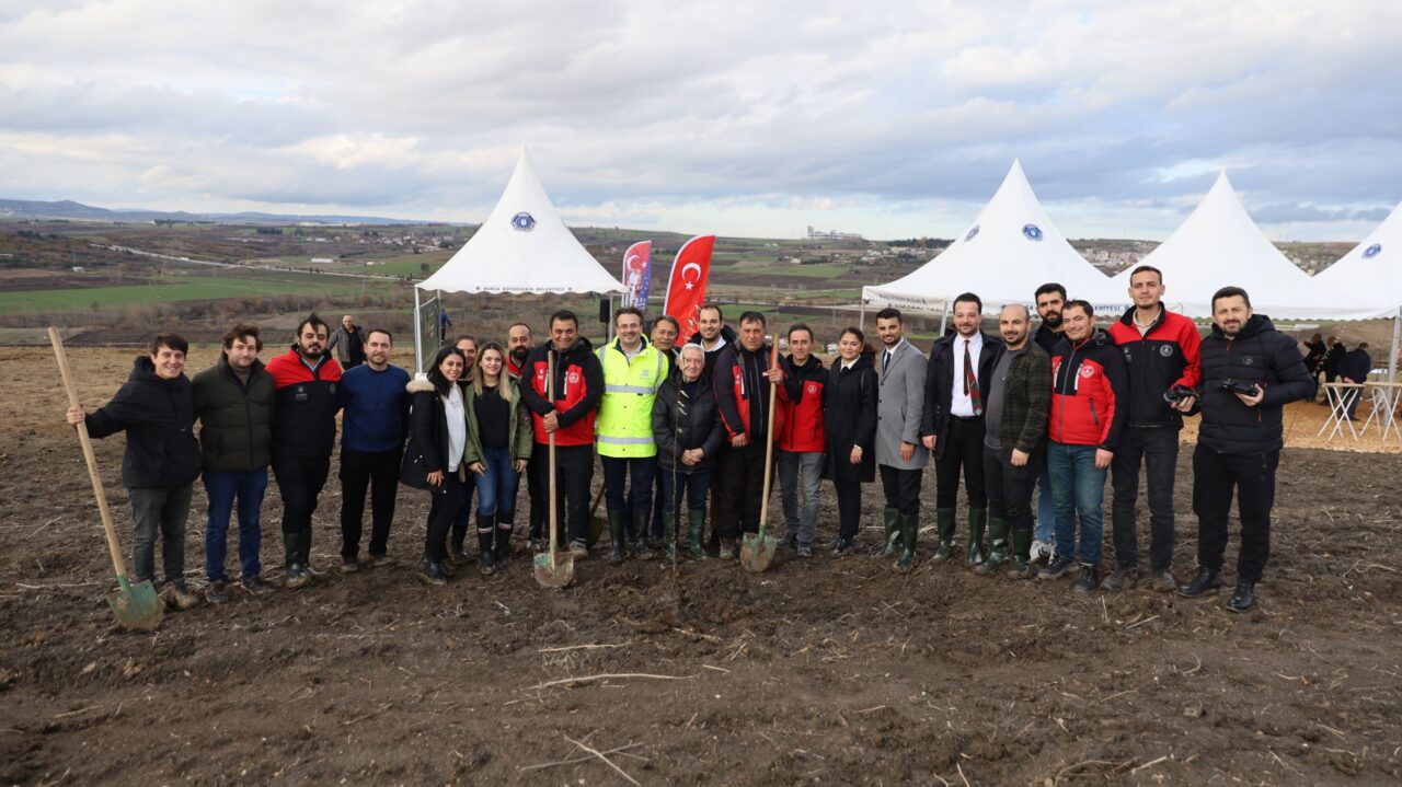 Bursa Büyükşehir’den şehit Aybüke öğretmen anısına hatıra ormanı! Bursa Büyükşehir Belediyesi, iştiraklerinden BURKENT AŞ marifetiyle Karacabey ilçesi İkizce
