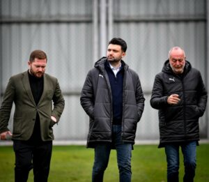 Bursaspor Başkanı Enes Çelik, Soma galibiyeti sonrası takımı tebrik ederken,
