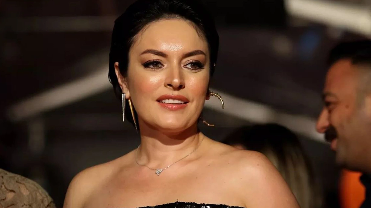 Ezgi Mola’ya yeni dizisinde bomba partner Show TV’de yayınlanacağı gündeme gelen ancak son olarak Atv’de yayınlanacağı