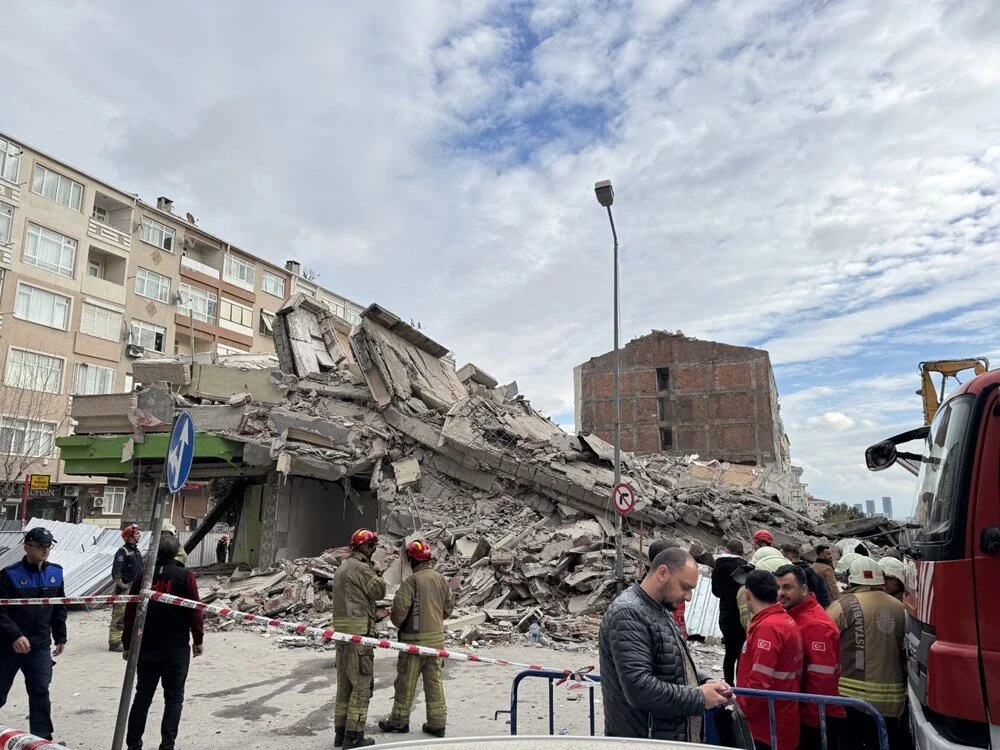 İstanbul Güngören’de bina çöktü! Haznedar Mahallesi Marmara Caddesi’nde boşaltılan ve yıkımına başlanan, 3 katı