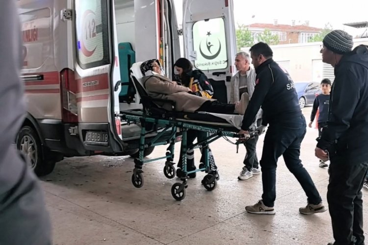 Bursa’da trafik kazası: 3’ü çocuk 7 yaralı! Kaza saat 12.00 sıralarında kırsal Yeniceköy mahallesi Fatih Sultan Mehmet