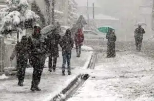 UŞAK  Uşak Valiliği, kar yağışı nedeniyle ilk ve orta dereceli