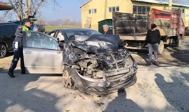 Bursa İnegöl’de kaza: 3 yaralı Bursa’nın İnegöl ilçesinde otomobil ile kamyonetin çarpışması sonucu 3 kişi