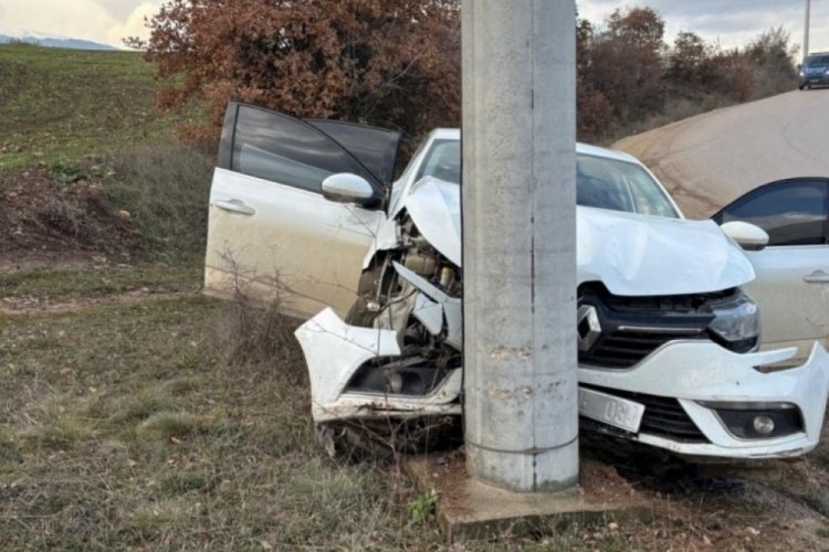 Bursa’da otomobil, beton direğe çarptı: Yaralılar var! Kaza öğle saatlerinde kırsal Halhalca Mahallesi‘nde meydana geldi. M.E.(39) yönetimindeki