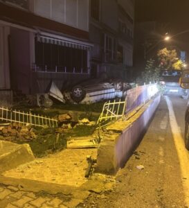 Bursa‘nın Gemlik ilçesi Kurşunlu Mahallesinde seyir halindeki sürücü, bir anda