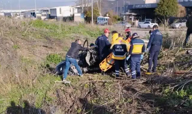 Bursa’da kırmızı ışıkta geçen otomobil dereye uçtu! Kaza, Bursa’nın Nilüfer ilçesi Altınşehir Mahallesi’nde meydana gelen kazada, Fuat