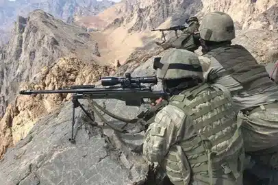 MSB duyurdu: 9 terörist etkisiz hale getirildi! Milli Savunma Bakanlığı (MSB) terör örgütü PKK‘yı vurmaya devam ediyor.